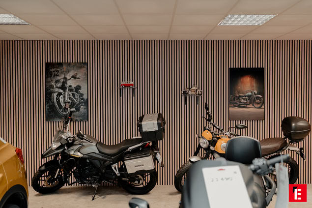 deux motos garées dans un espace intérieur