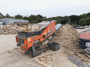 Un camion déposant des déchets de bois
