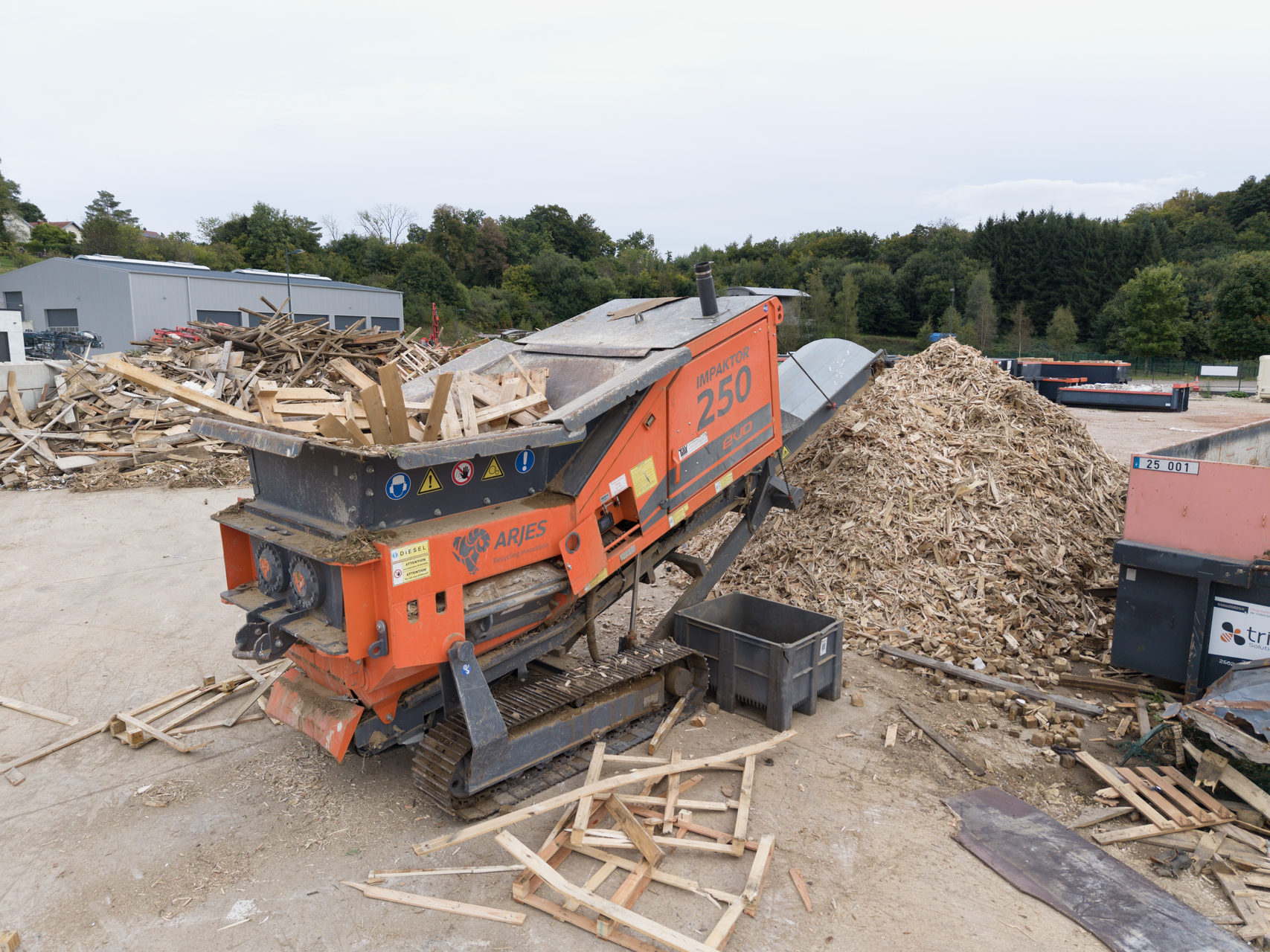 Un camion déposant des déchets de bois