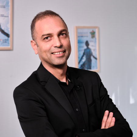 hatem, franchisé savoir ia posant pour son interview