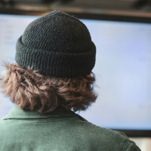 homme consulte ordinateur