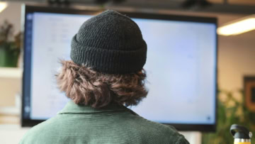 homme consulte ordinateur