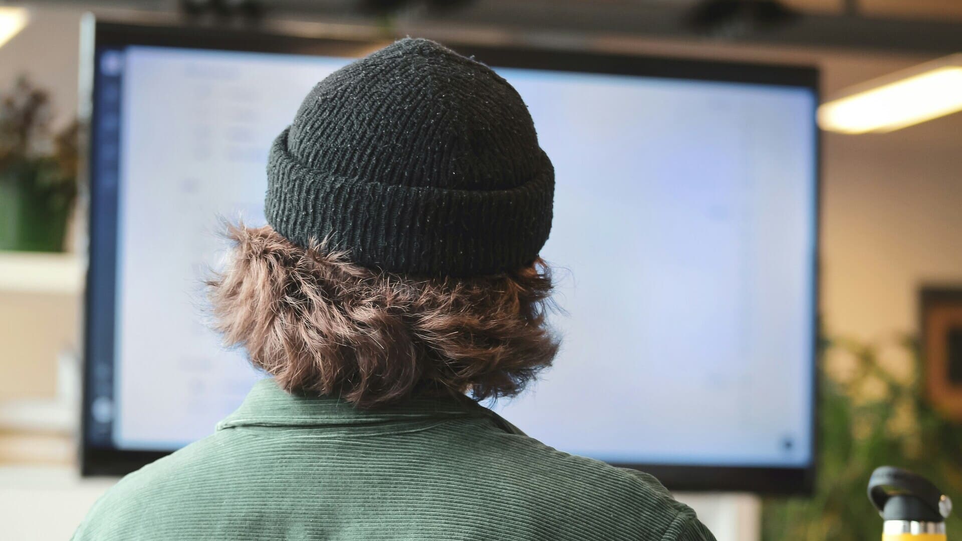 homme consulte ordinateur