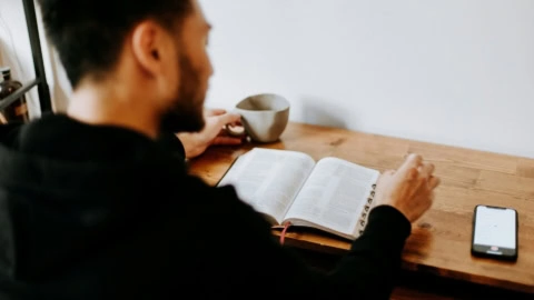 homme qui lis une livre