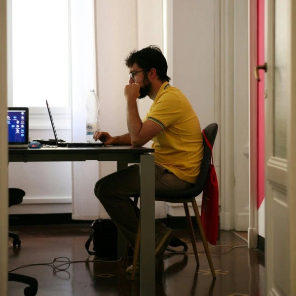 Homme sur son ordinateur dans son salon