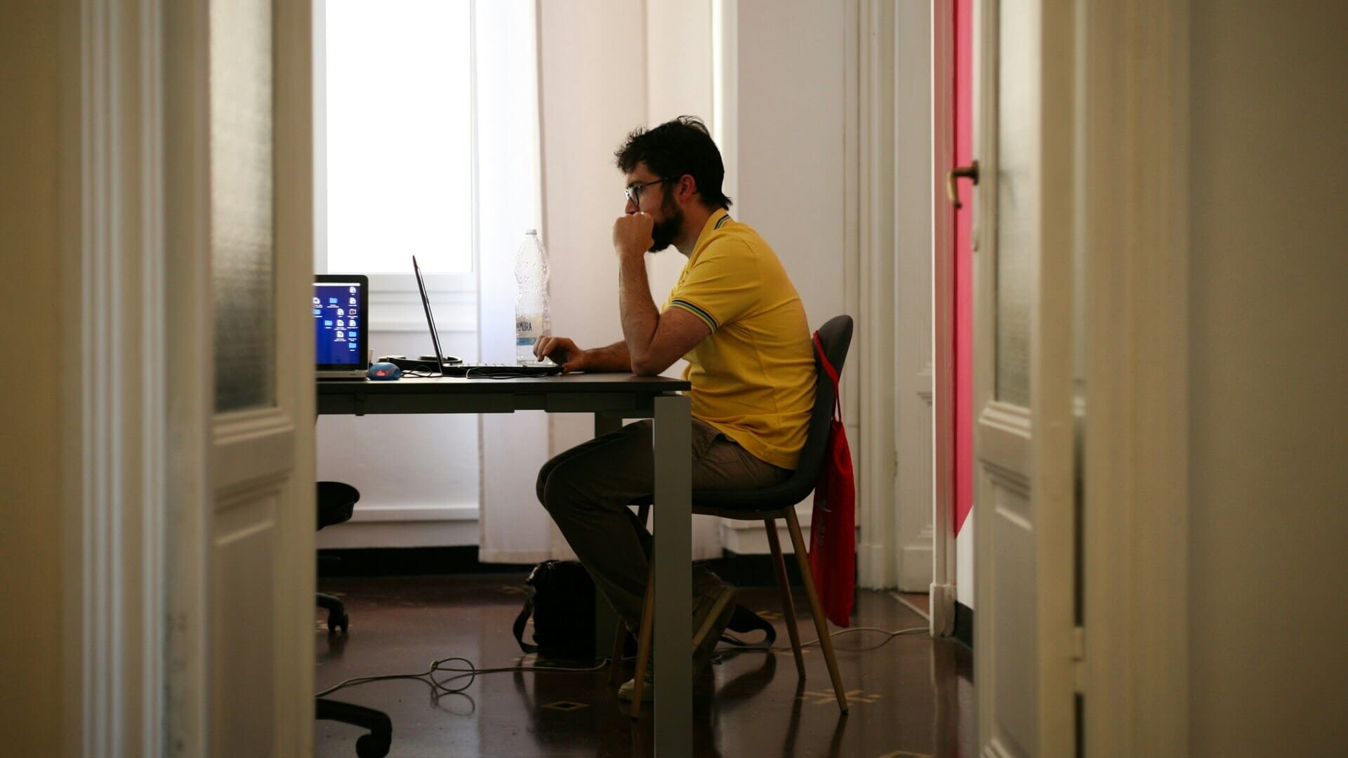 Homme sur son ordinateur dans son salon