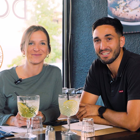 Un couple de client de la franchise La Dolce Serata posant assis à une table