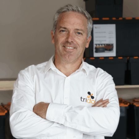 laurent cuinet posant les bras croisés pour son interview