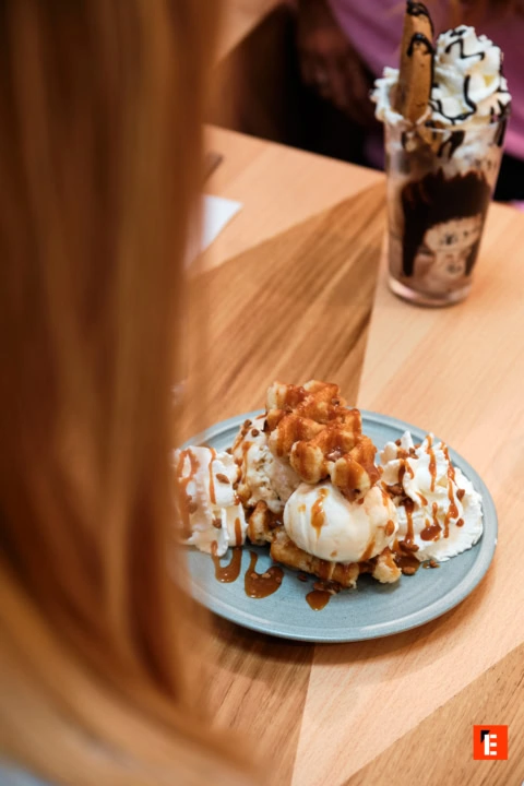 une table et trois chaises autour