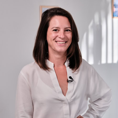 Lucie Menu, franchisée de Savoir IA posant pour son interview