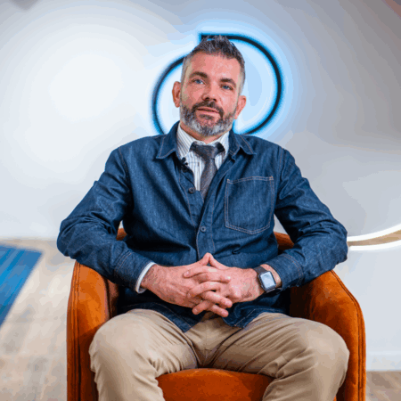 mickael lerzy, un affilié devred 1902 posant pour son interview