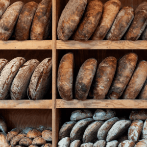 pan en estantes de una panadería