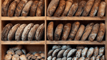 pan en estantes de una panadería