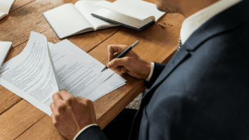 persona que redacta un documento