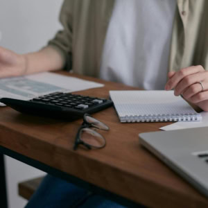 Personne à son bureau qui rempli des feuilles