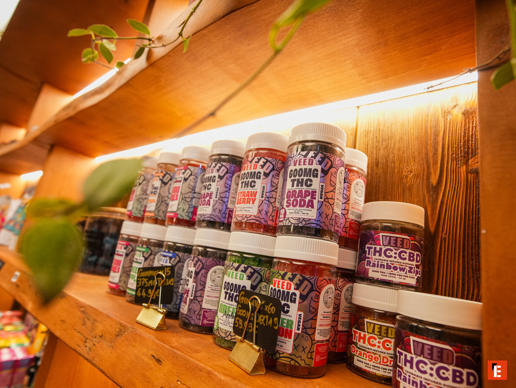 Produits CBD en capsules et gummies sur étagère.