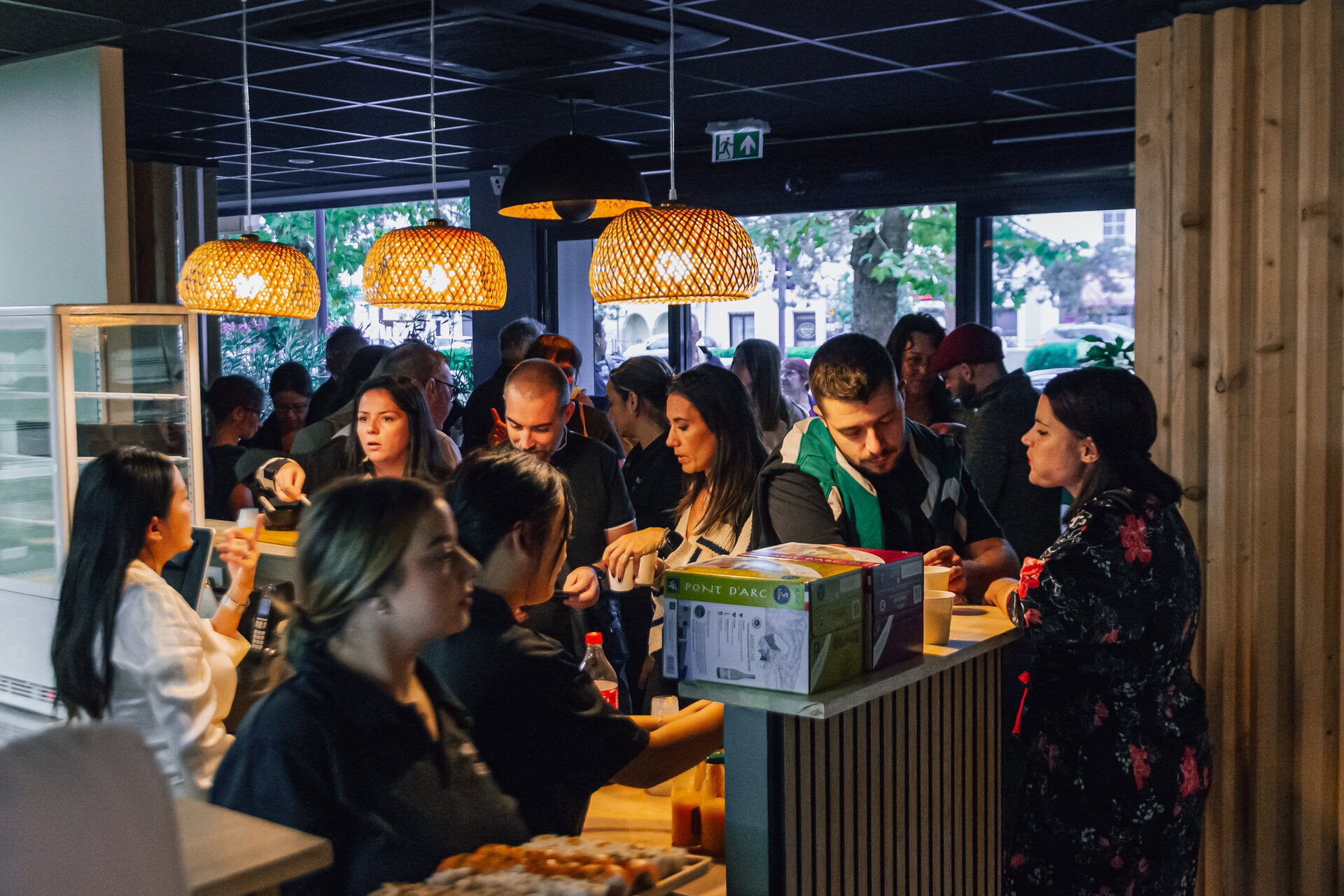 Un groupe de personne pour l'ouverture du restaurant kajirō sushi à Veauche