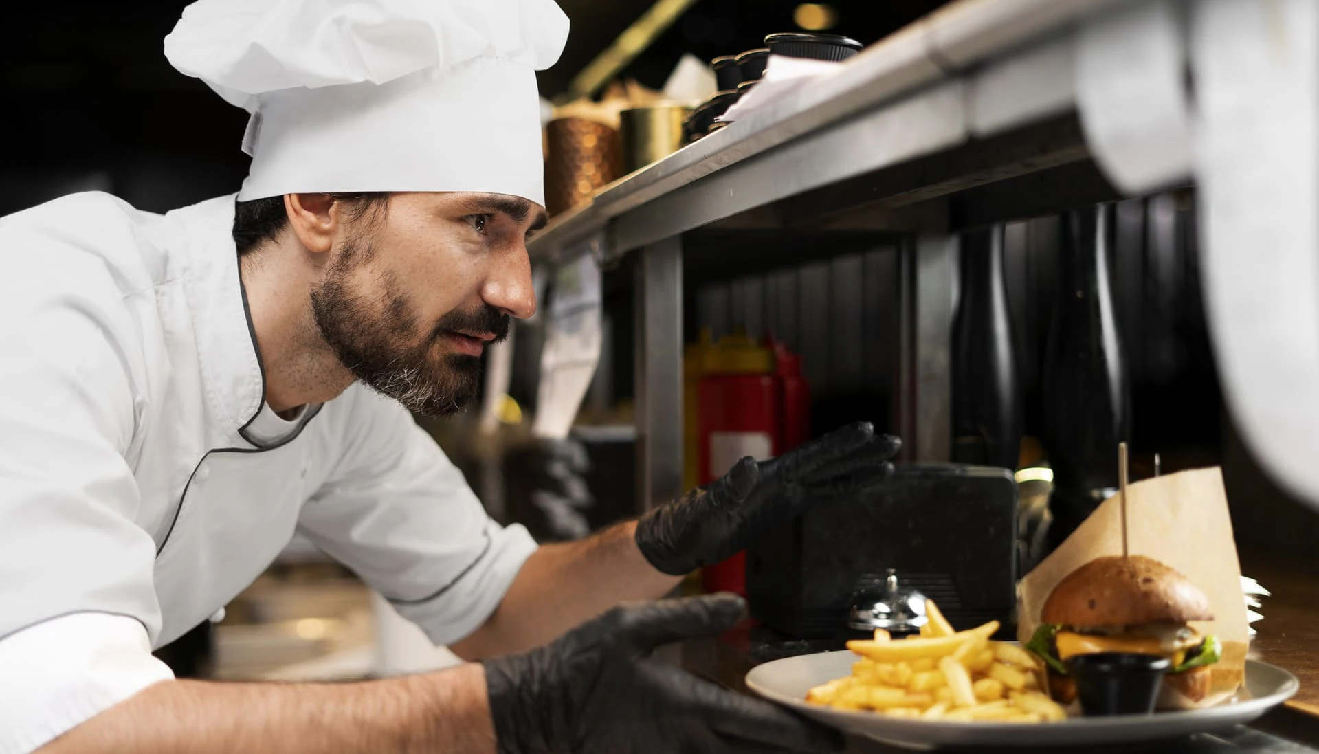 chef cuisinant dans la cuisine en portant une tenue professionnelle