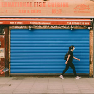 boutique fermée via Unsplash Edward Howell