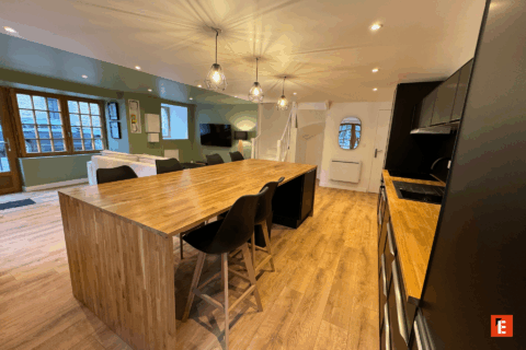 Cuisine moderne avec îlot central en bois.