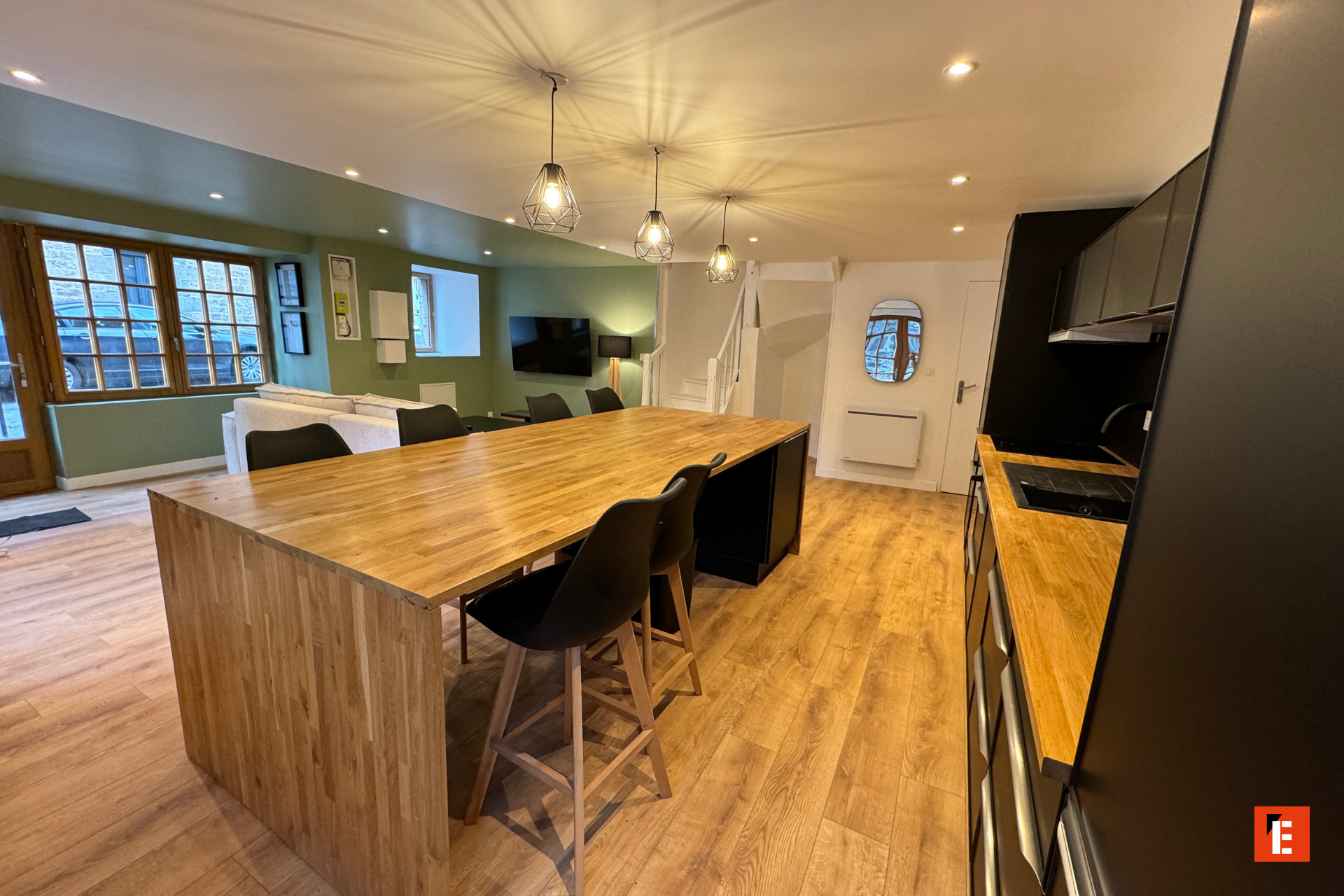 Cuisine moderne avec îlot central en bois.