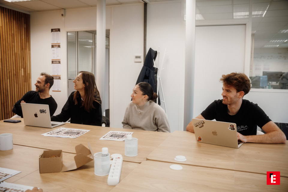 Équipe de De Rent Company assis autour d'une table