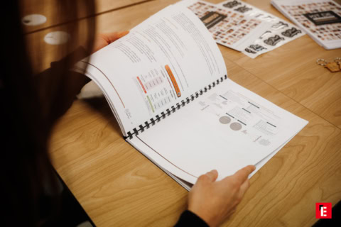 Une personne feuilletant un document professionnel.