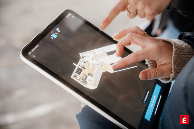 Personnes interagissant avec un plan sur une tablette.