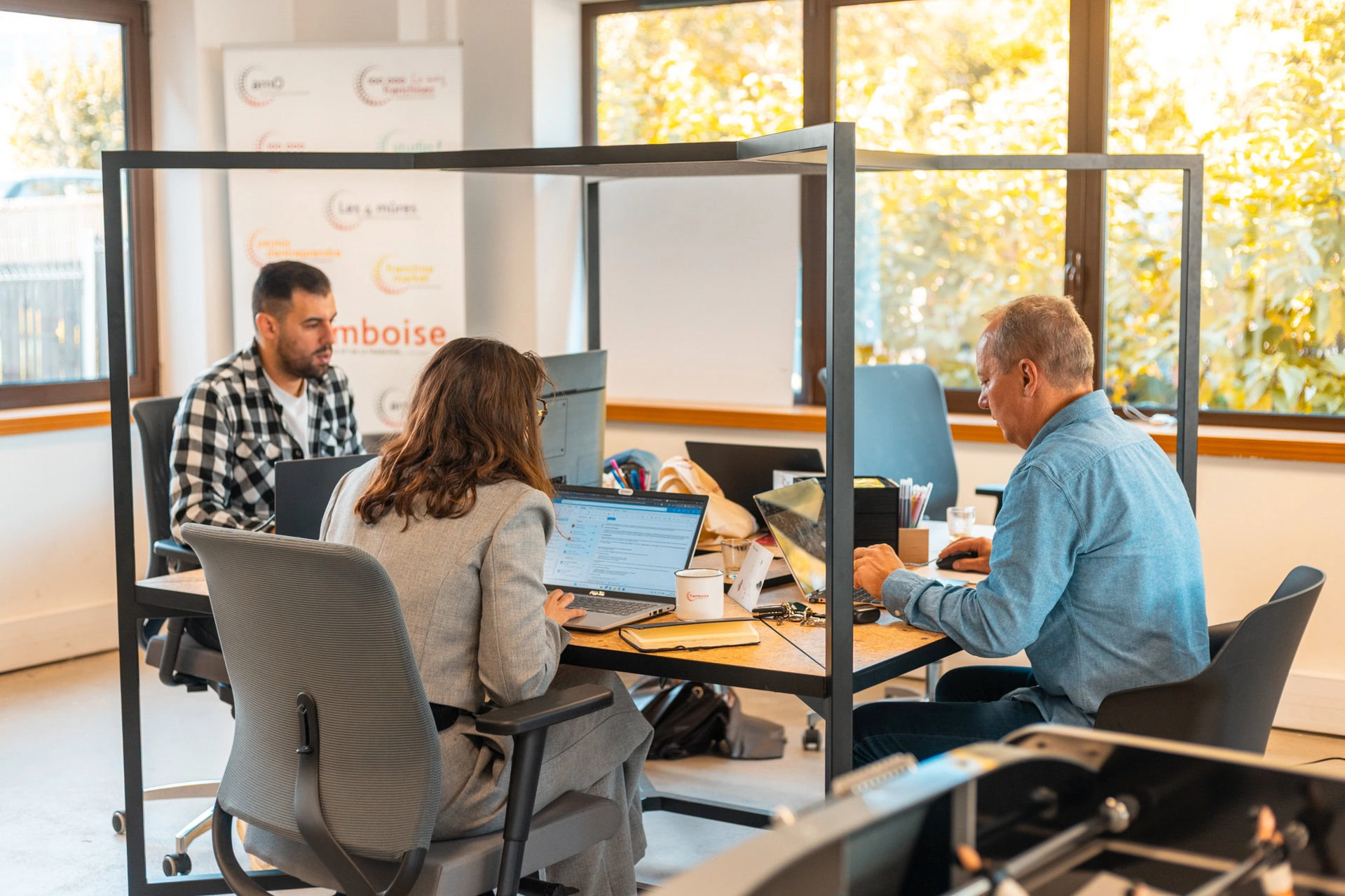 Un groupe de salariés entrain de travailler autour d'une table