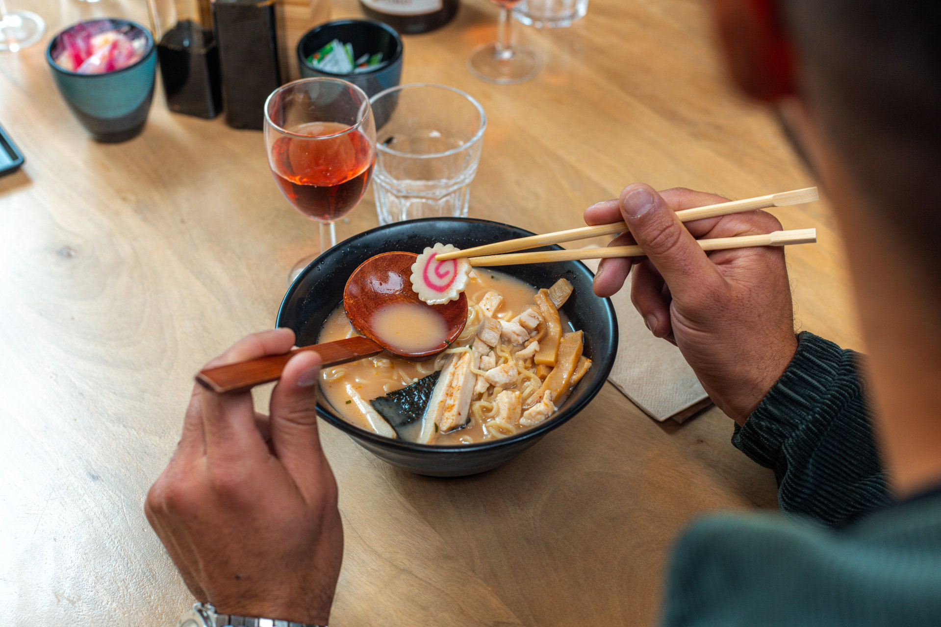 Un plat de nouilles posé sur une table