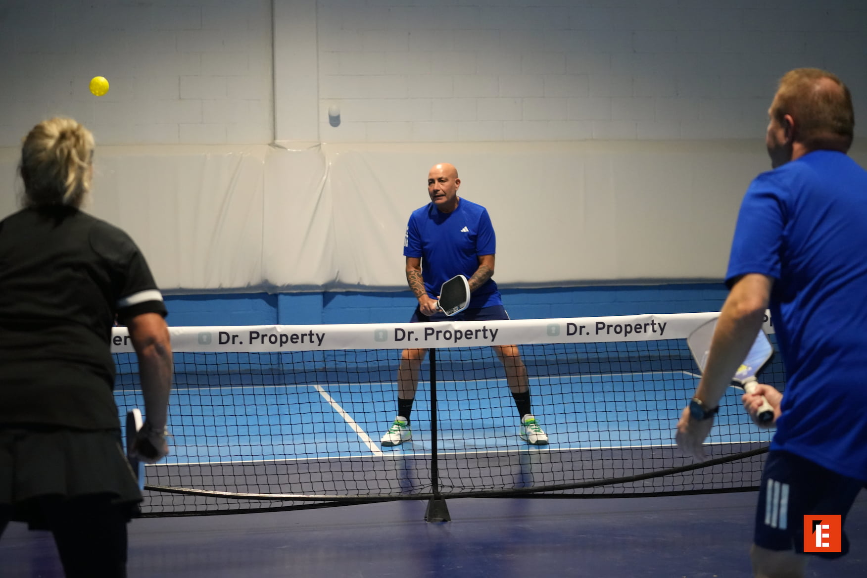 Partido de pádel en una pista cubierta.