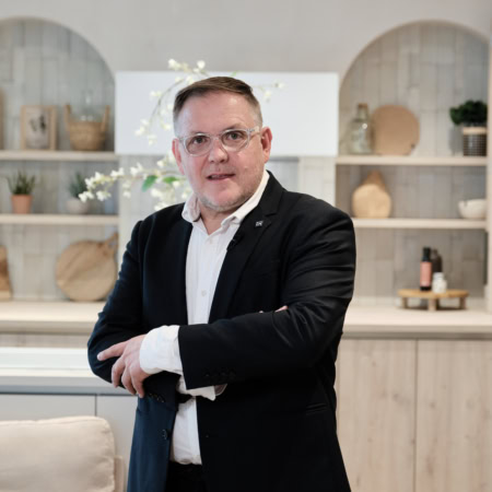 gil valette, franchisé mobalpa posant pour son interview