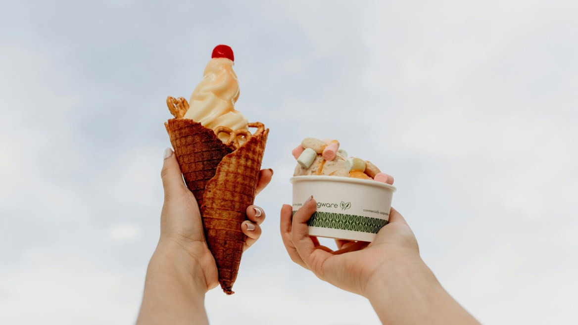 personne qui tient des glaces