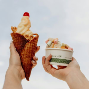 personne qui tient des glaces