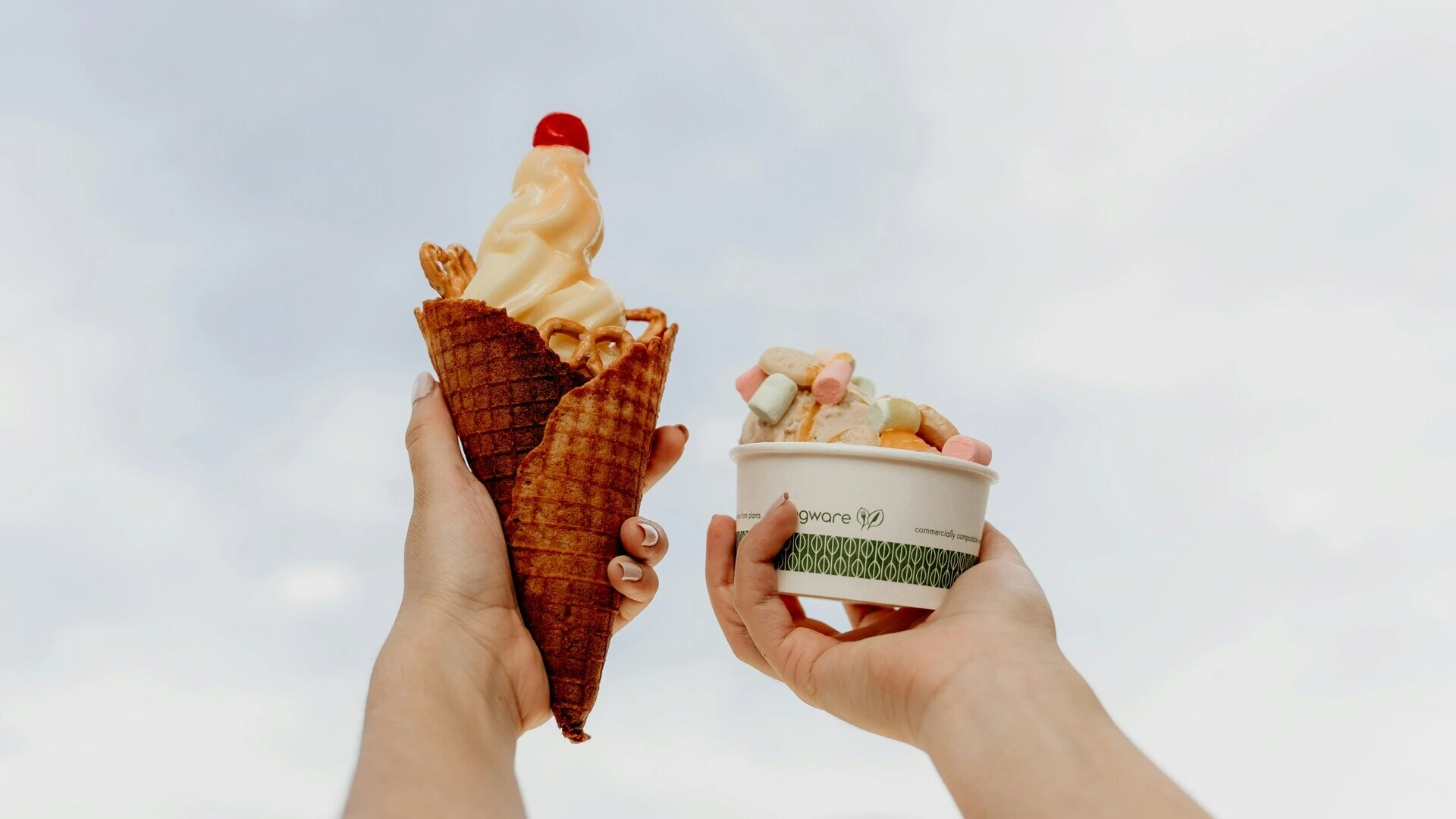 personne qui tient des glaces