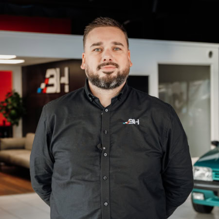 guillaume bonhomme, franchisé bh car posant pour son interview