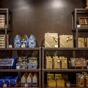 Vue d'un rayon de chocolats dans une boutique Leonidas