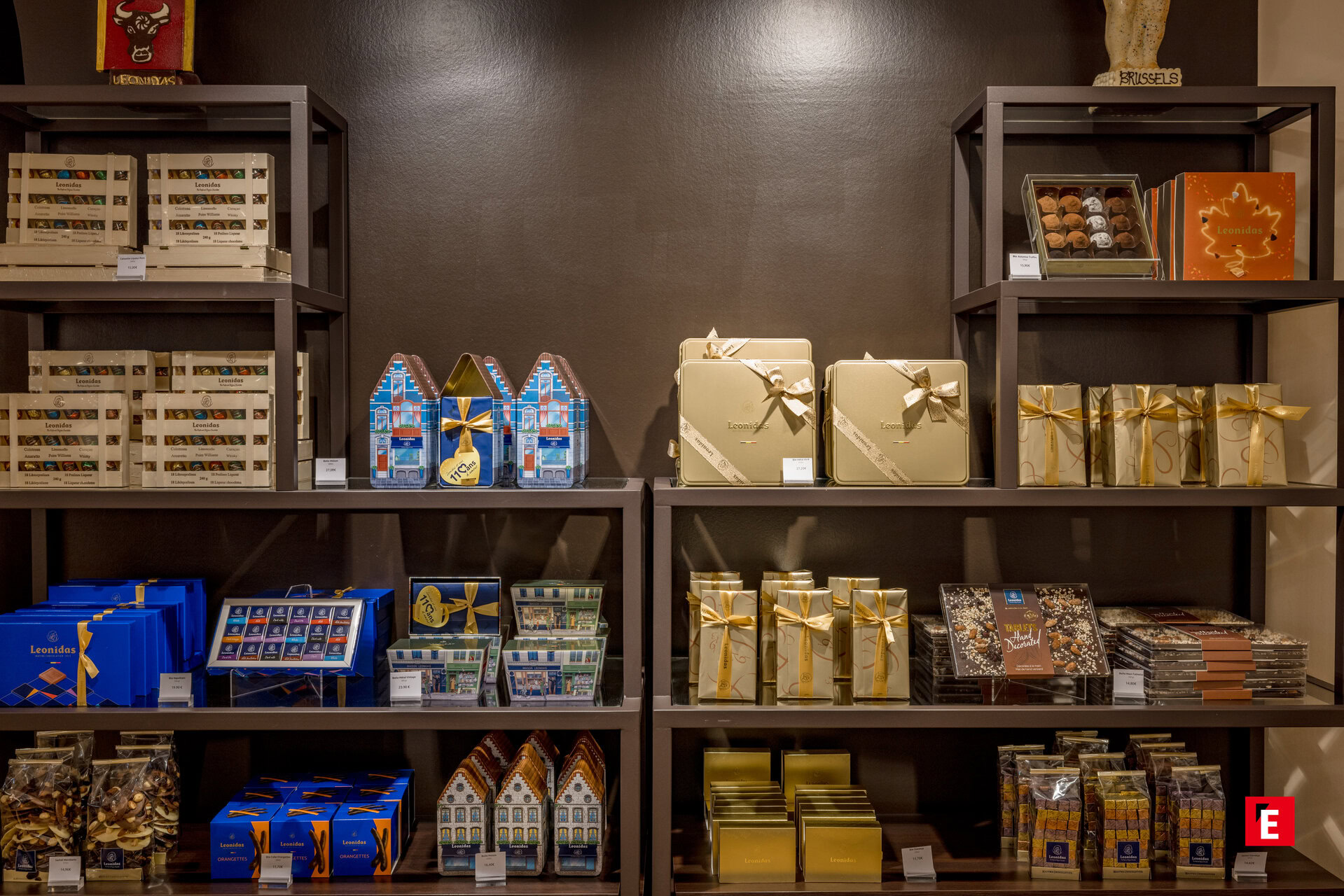 Vue d'un rayon de chocolats dans une boutique Leonidas