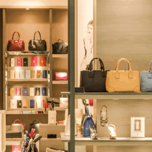 interior tienda bolsos