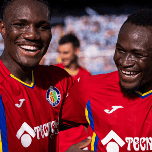 jugadores de fútbol con camiseta tecnocasa