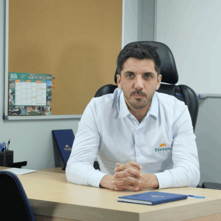 julien, franchisé pérénia posant pour son interview