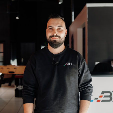 Kevin Megrez, franchisé bh pare brise posant pour son interview