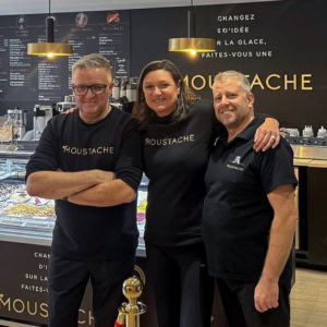 L'équipe de moustache artisan glacier prenant la pose pour l'ouverture à metz