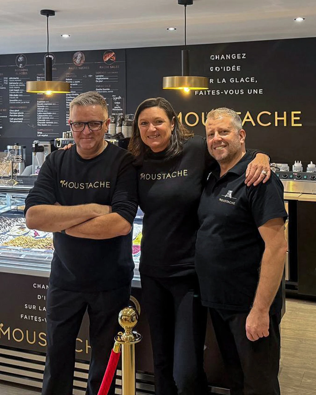 L'équipe de moustache artisan glacier prenant la pose pour l'ouverture à metz