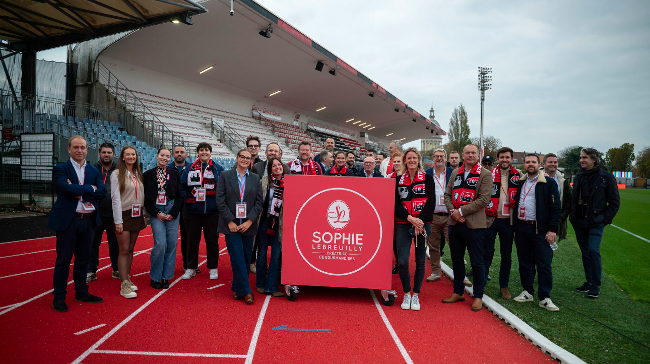 l'équipe de sophie lebreuilly posant sur une piste d'athlé lors du séminaire