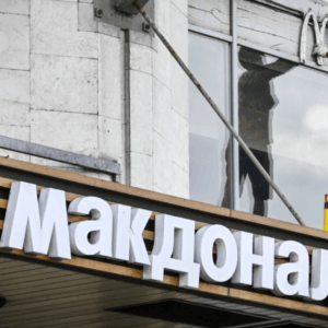 logotipo de mcdonalds en rusia