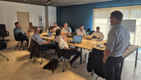 Inwin personne autour d'une table