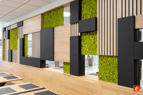 Personne utilisant une tablette dans un environnement artistique.