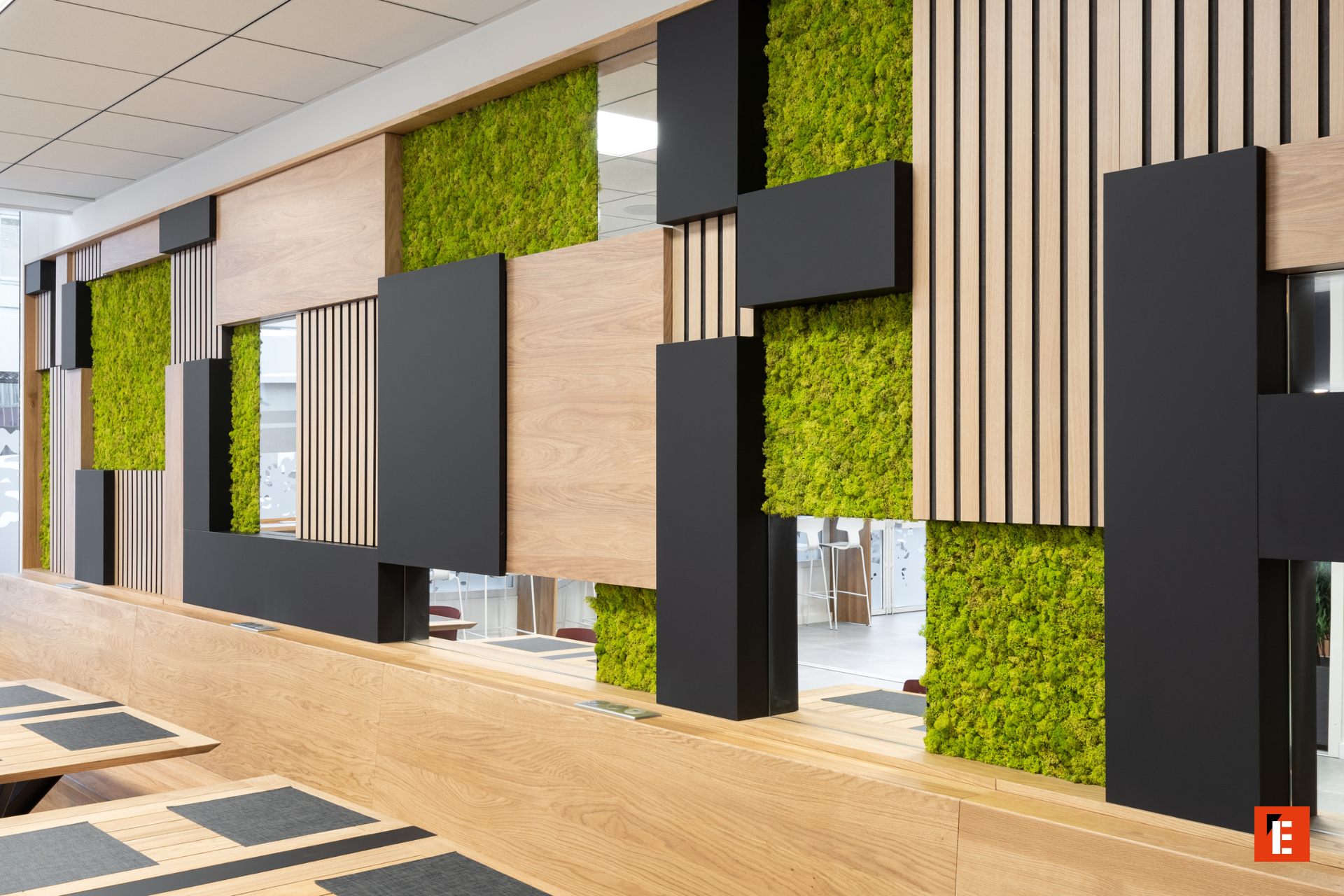 Personne utilisant une tablette dans un environnement artistique.