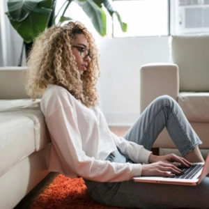 personne sur un ordinateur